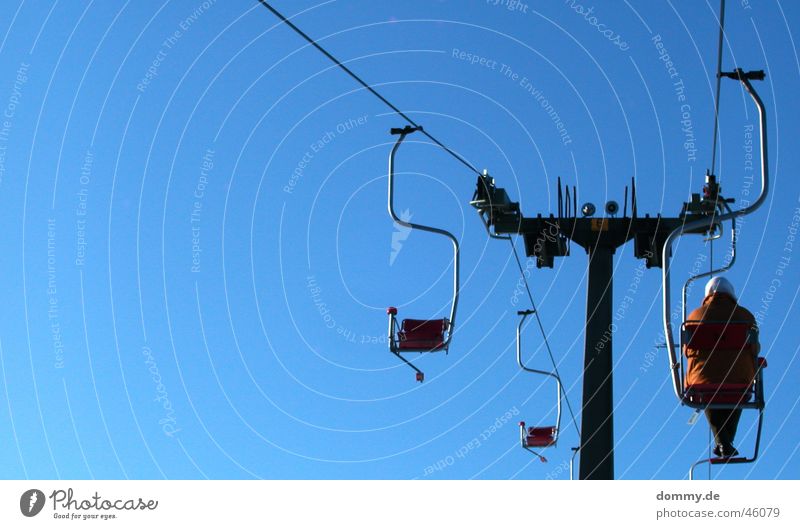 einsam Einsamkeit Frau Skigebiet Seilbahn Fahrstuhl blau Sonne Himmel röhn seilzug