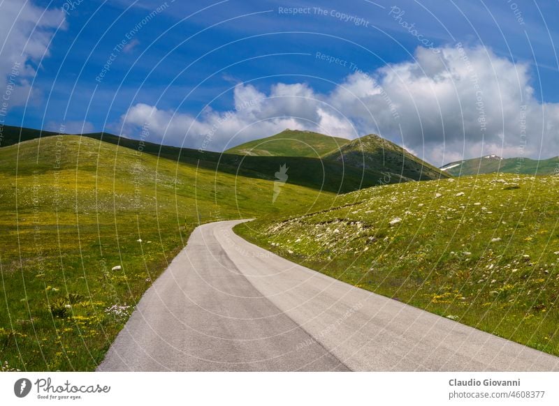 Berglandschaft im Naturpark Gran Sasso in den Abruzzen, Italien Campo Imperatore Europa Juni L Aquila Farbe Tag Feld grün Landschaft Berge u. Gebirge natürlich