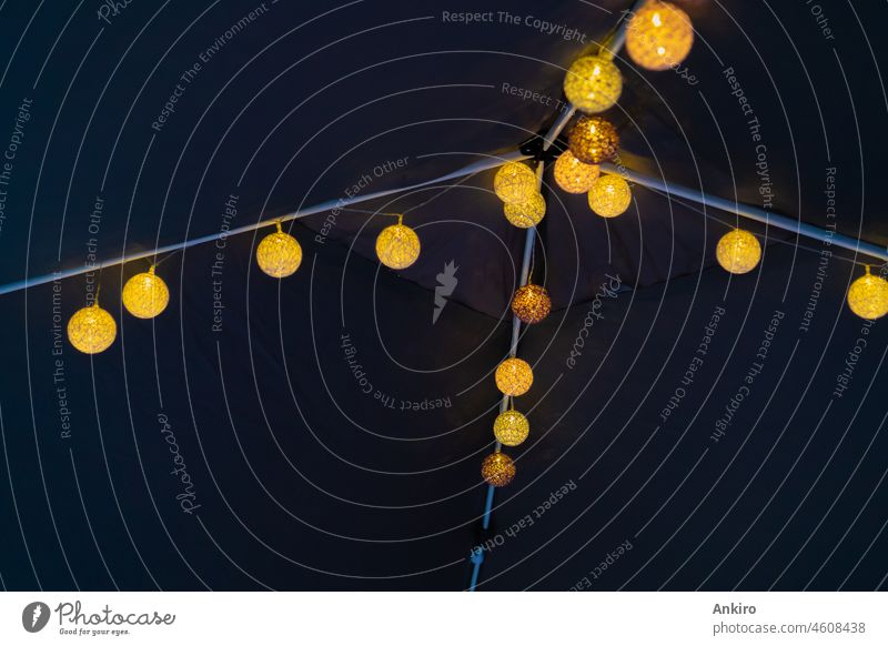 Goldene Lichter an der Deckenstange eines Zeltes Laternen Nacht golden Party Veranstaltung Feier Hintergrund weiß Weihnachten Knolle neu abstrakt altehrwürdig