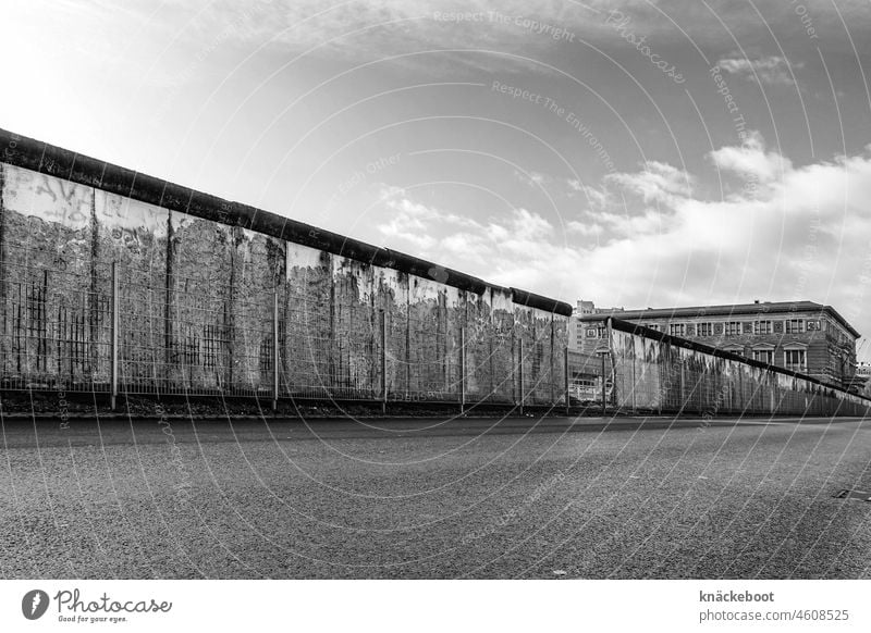 geschütztes Mauerstück aus dem Kalten Krieg Berliner Mauer Berlin-Mitte Niederkirchnerstraße gropiusbau Straße Denkmal Wahrzeichen Sehenswürdigkeit vergangen