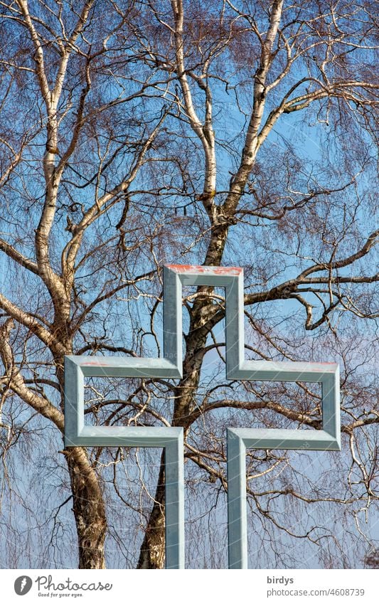 Umrisse eines christlichen Kreuzes vor einer Birke , wolkenloser Himmel. Christentum Christliches Kreuz Kirche Religion & Glaube Symbole & Metaphern