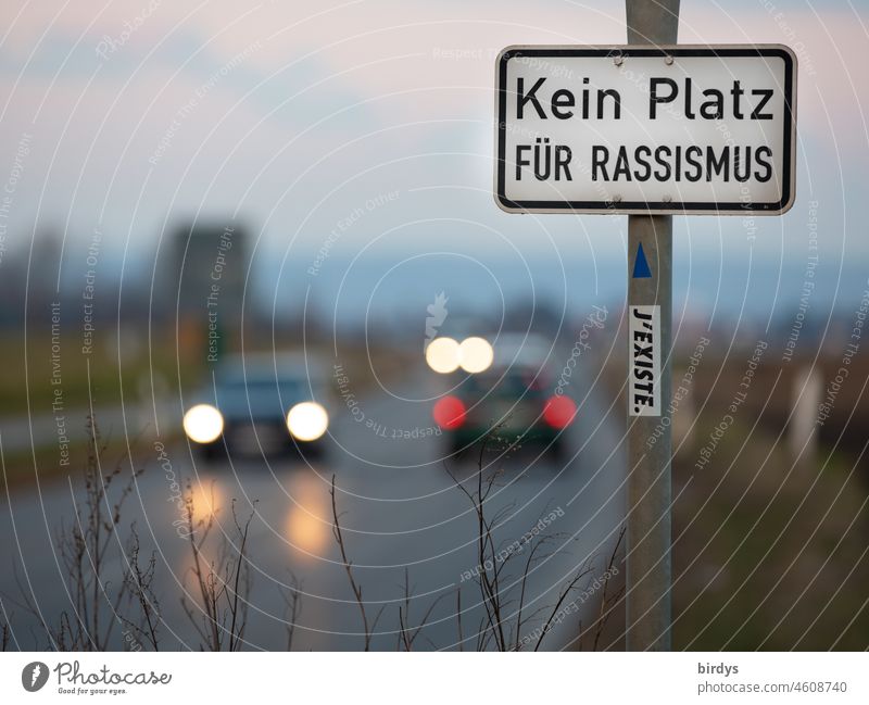 Kein Platz für Rassismus. Schild an einer befahrenen Straße. Gegen Rassismus ! antirassismus Menschlichkeit Menschenrechte Solidarität Gesellschaft (Soziologie)