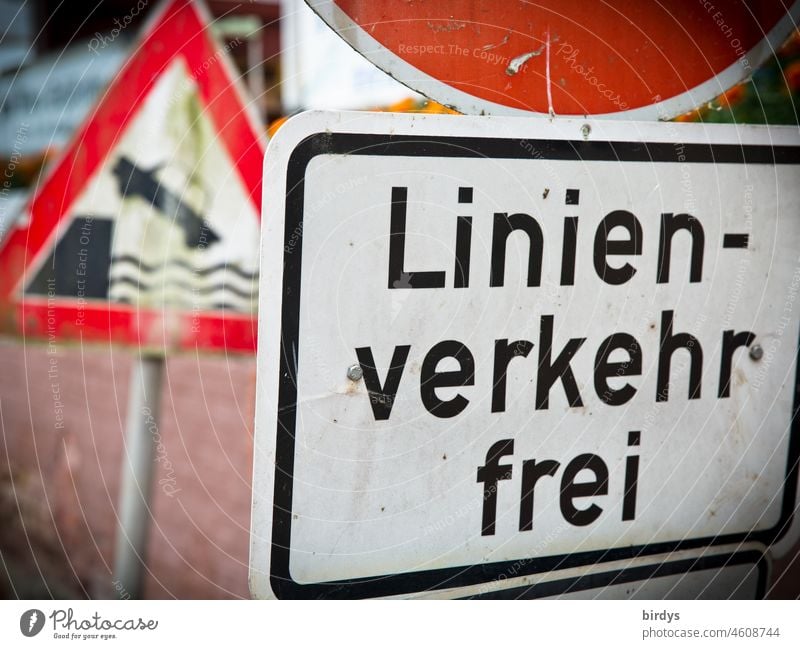 Verkehrsschilder für ÖPNV Linienverkehr frei an einer ungesicherten Gefahrenstelle. Humor Linienbusse Schilder & Markierungen Verkehrszeichen Sicherheit