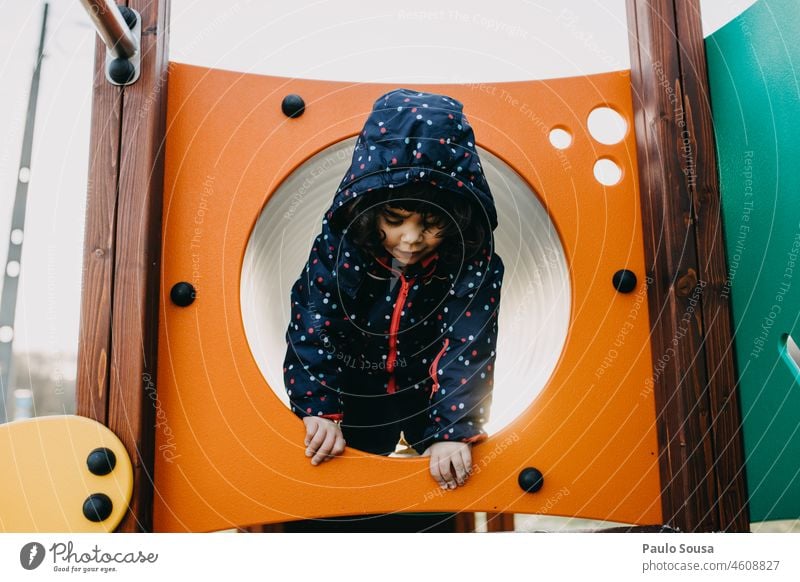 Nettes Mädchen spielt auf dem Spielplatz Kind Kindheit Spaß haben 3-8 Jahre Farbfoto Spielen Freude Fröhlichkeit Lifestyle Freizeit & Hobby Glück Außenaufnahme