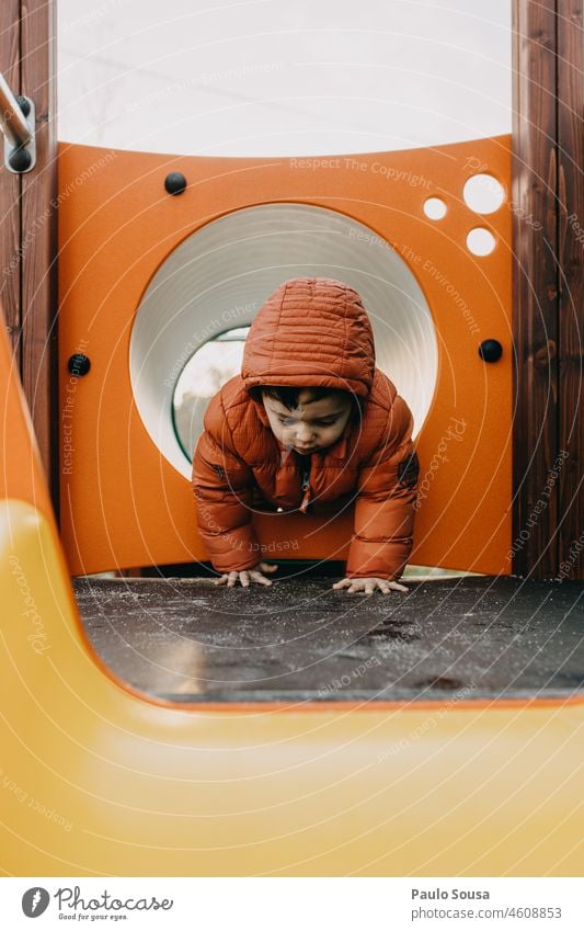 Kind spielt auf dem Spielplatz Kindheit Spielen Spielplatzgeräte Kaukasier 1-3 Jahre eine Person Mensch Farbfoto Außenaufnahme Kleinkind Glück Freude