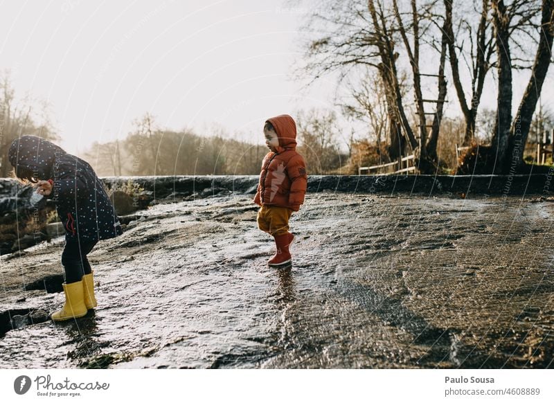 Bruder und Schwester spielen mit Wasser Geschwister Kind Kindheit Kinderspiel Zusammensein Zusammengehörigkeitsgefühl Familie & Verwandtschaft Mensch Lifestyle