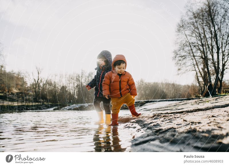 Bruder und Schwester spielen auf dem Fluss Geschwister Familie & Verwandtschaft Kind Kindheit 1-3 Jahre 3-8 Jahre Zwei Personen Glück Fröhlichkeit Außenaufnahme