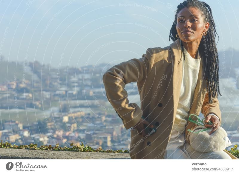 Junge afrikanische Geschäftsfrau mit Brille in einer Berglandschaft Afrikanisch Rastalocken jung schwarz schön Frau heiter Glück Erwachsener Fröhlichkeit