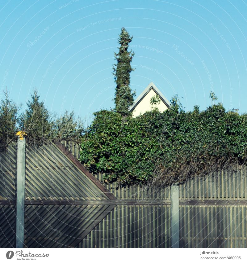 Schallschutzwand Haus Garten Schallschutzmauer Stadt Stadtrand Menschenleer Einfamilienhaus Bauwerk Gebäude Architektur Mauer Wand Fassade Fenster Verkehrswege