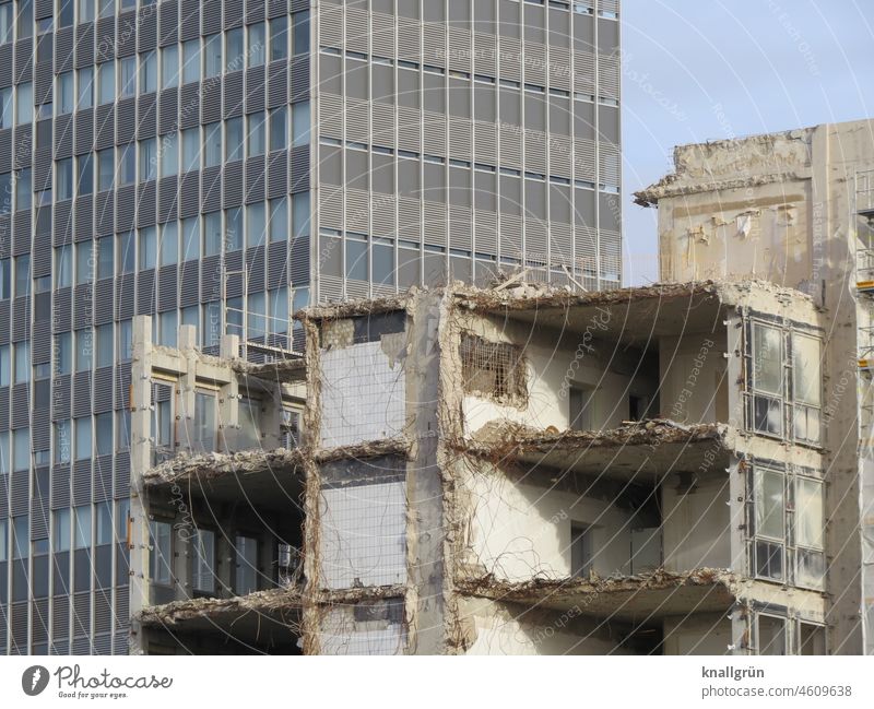 Altes muss Neuem weichen alt Abrissgebäude Gebäude Vergänglichkeit kaputt Wandel & Veränderung Verfall Ruine Vergangenheit Bauwerk Haus Bürogebäude Architektur