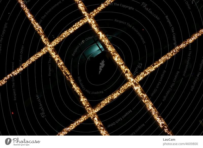 Feierabend: Bürofenster gefangen in einem Netz von Weihnachtsbeleuchtung Weihnachten & Advent Licht Lichterscheinung Muster Formen und Strukturen Abend
