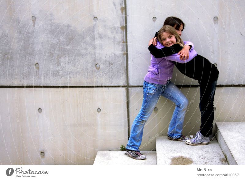 best friends Umarmen umarmung free hugs Umarmung Glück Lächeln Freundschaft Sympathie Vertrauen 2 8-13 Jahre Mädchen Wand Mauer Treppe stufen Freundin