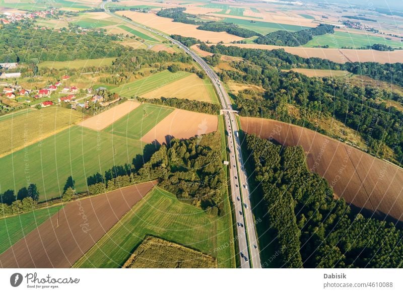 Luftaufnahme einer Autobahn mit fahrenden Autos. Straßenverkehr PKW Verkehr Antenne reisen Transport logistisch Asphalt Landschaft Baum Ansicht Hintergrund Top