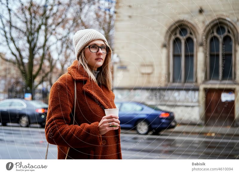 Frau auf der Straße mit Kaffeetasse Großstadt laufen Lifestyle urban Zebrastreifen Tasse trinken Mode Business Imbissbude Stadtleben Mädchen Model lässig Dame