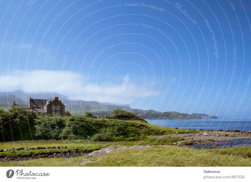 [Skye 13] Staffin Beach Umwelt Natur Himmel Wolken Pflanze Gras Sträucher Hügel Küste Strand Bucht Meer Isle of Skye Schottland Dorf Fischerdorf Haus