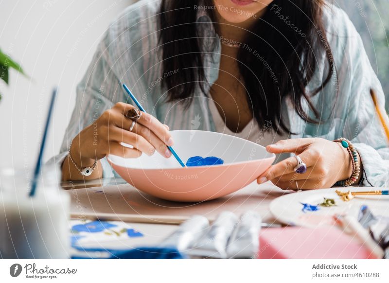 Frau malt Teller im Atelier Farbe Vorrat Pinselblume Schalen & Schüsseln Hobby Handwerk Kunst Sammlung Gerät Topf Pflanze verschiedene Keramik kreativ Stil