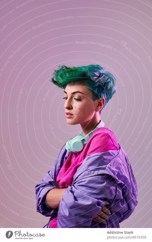 Seriöse, informelle Frau mit Kopfhörern meloman Stil tausendjährig 80s Mode Design retro Atelier grünes Haar Model Kurze Haare Vorschein farbenfroh Dame lebhaft