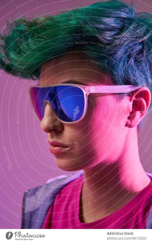 Ausschnitt einer Frau mit gefärbtem Haar und Sonnenbrille Stil tausendjährig 80s Mode informell Design Atelier grünes Haar Model Kurze Haare Vorschein