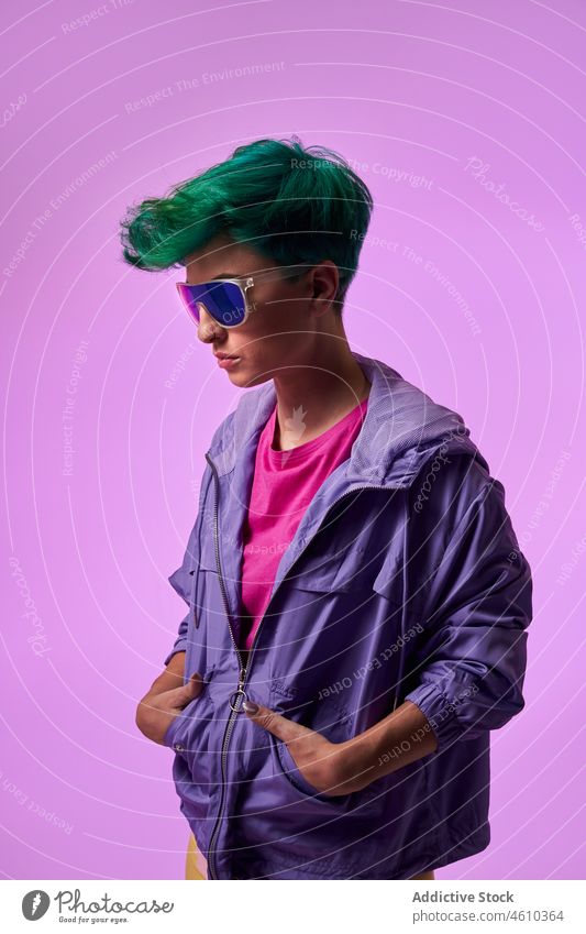 Frau mit gefärbtem Haar und Sonnenbrille Stil tausendjährig 80s Mode informell Design Atelier grünes Haar Model Kurze Haare Vorschein farbenfroh Frisur Dame