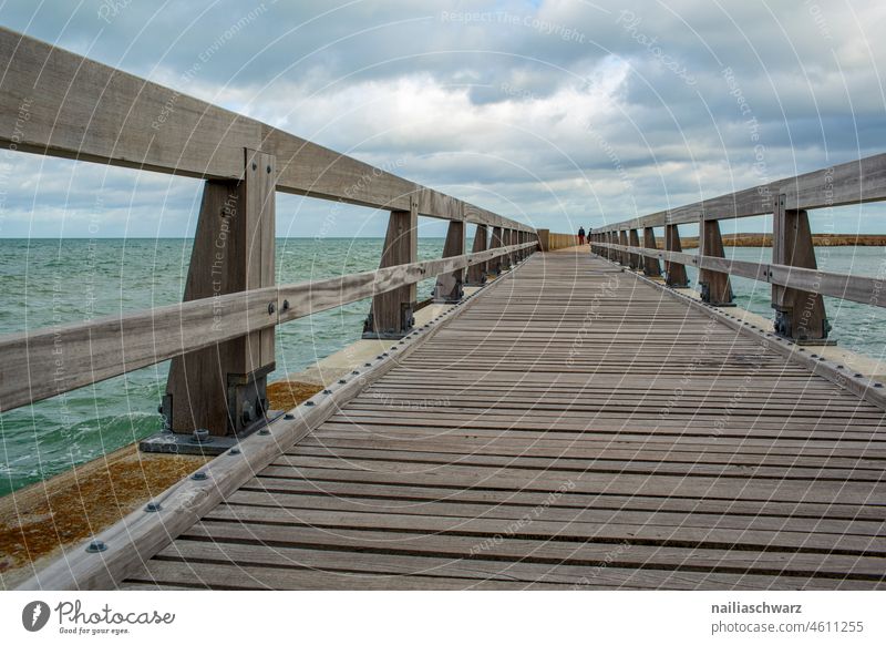 An der Brücke. Landschaft Natur Wege & Pfade Holzbrett Menschenleer Außenaufnahme Steg Europa Ausflug Verbindungen hölzern Architektur Himmel blau Frankreich