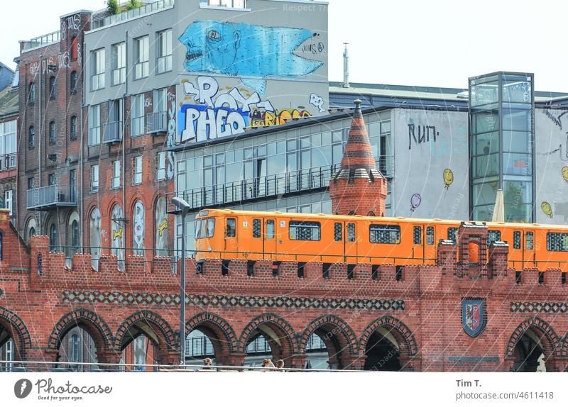 eine U-Bahn fährt von Kreuzberg aus auf die Oberbaumbrücke UBahn Brücke Friedrichshain Sehenswürdigkeit Berlin Spree Hauptstadt Wahrzeichen Außenaufnahme