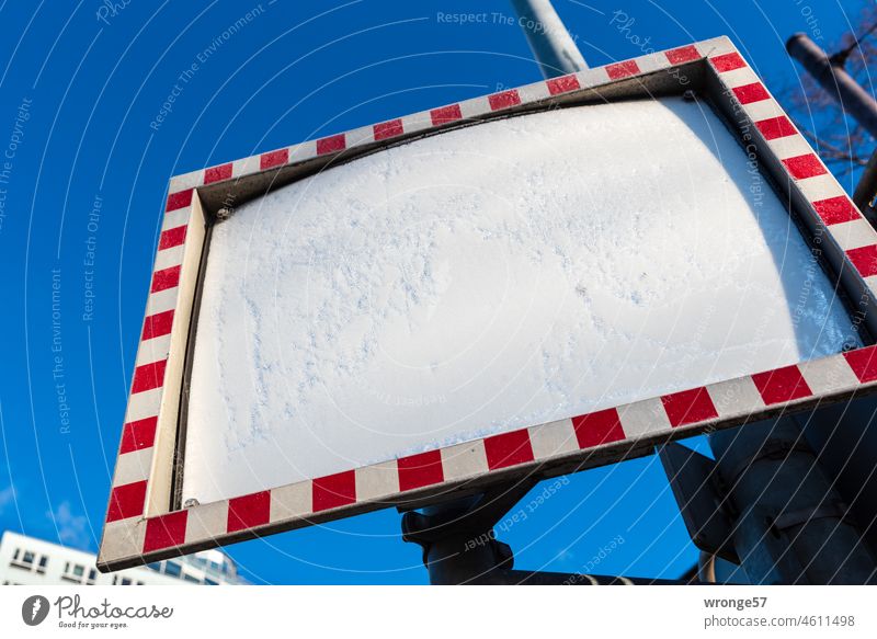 Mit Raureif bedeckter rechteckiger Verkehrsspiegel rot/weiß Froschperspektive Untersicht Blauer Himmel wolkenlos wolkenloser Himmel Schönes Wetter