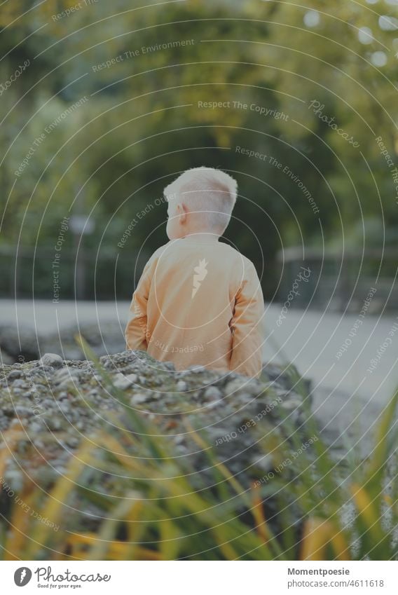 blonder Junge im Freien Kind Kindheit Mensch draußen Park Natur gelb grün gelber Pullover Außenaufnahme 3-8 Jahre Oberkörper Kleinkind Bub Rückansicht Rücken