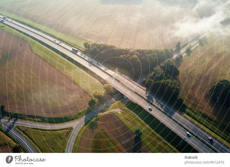 Autoverkehr auf der Autobahn an einem Sommertag, Luftaufnahme Straße Verkehr logistisch Antenne PKW reisen Transport Hochstraße Abzweigung Europa Versand