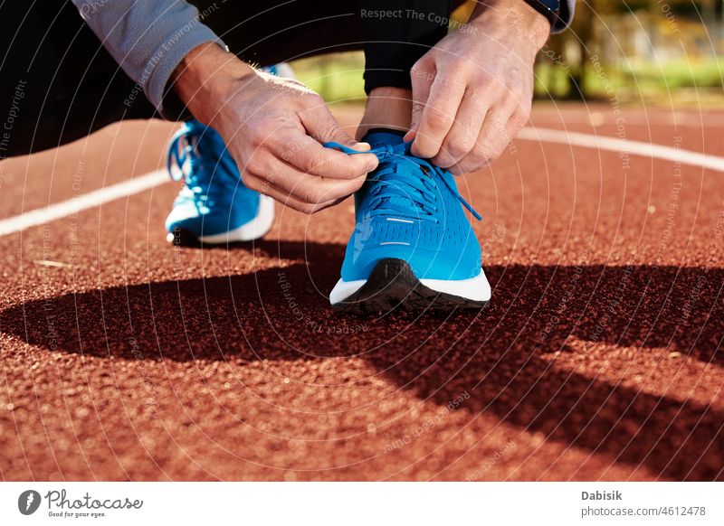 Läuferin macht sich für den Lauf bereit, bindet die Schnürsenkel ihrer Turnschuhe Sport Fitness Schuhe Aktion laufen Training Athlet im Freien Joggen