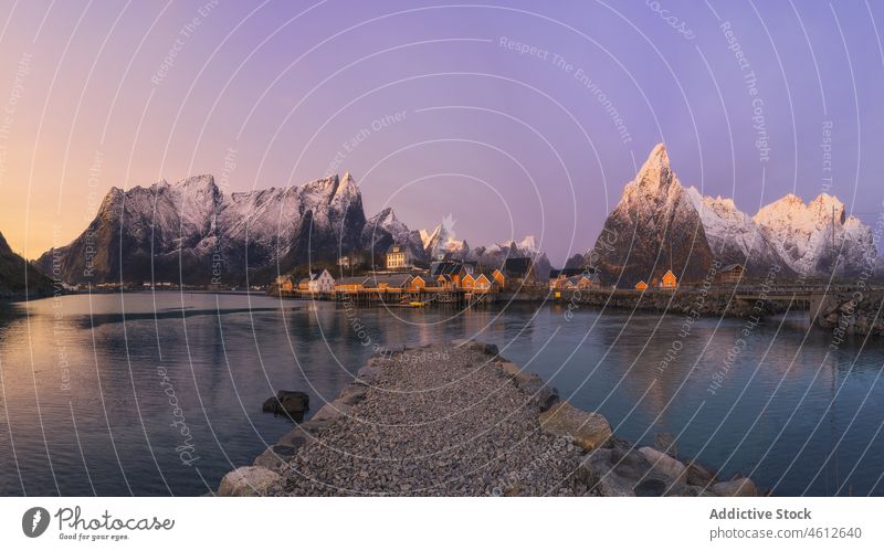 Steinpier in der Nähe des Dorfes und der schneebedeckten Berge Pier Berge u. Gebirge Sonnenuntergang MEER Wasser Kamm Schnee Winter Ufer lofoten Norwegen Reine