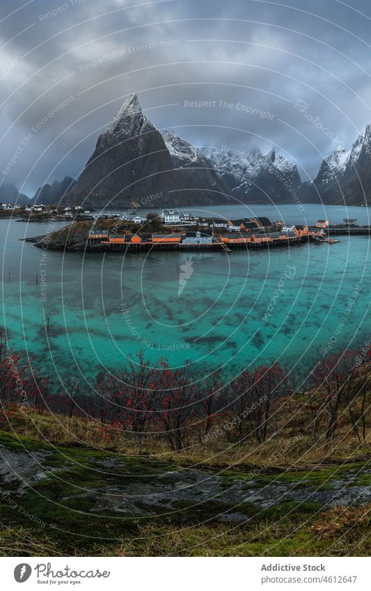 Dorf auf einer Insel in der Nähe der Berge Berge u. Gebirge Sonnenuntergang MEER Himmel wolkig Haus Winter Wasser lofoten Norwegen Reine Natur Abend malerisch