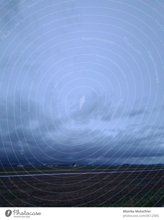 Der Sturm bricht los Wolken Himmel Gewitter Regen Unwetter Wetter schlechtes Wetter Gewitterwolken Außenaufnahme Natur Wind bedrohlich Urelemente Landschaft