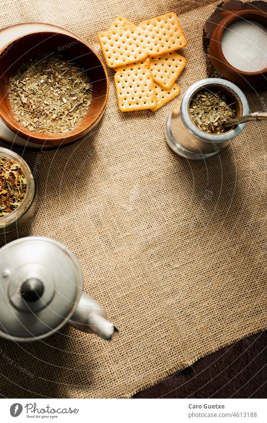 Kekse und Zutaten für die Herstellung von Mate-Getränken Te argentino Bodegón Bebida caliente Mate argentinisch Tisch Heißgetränk Nahaufnahme flache Verlegung