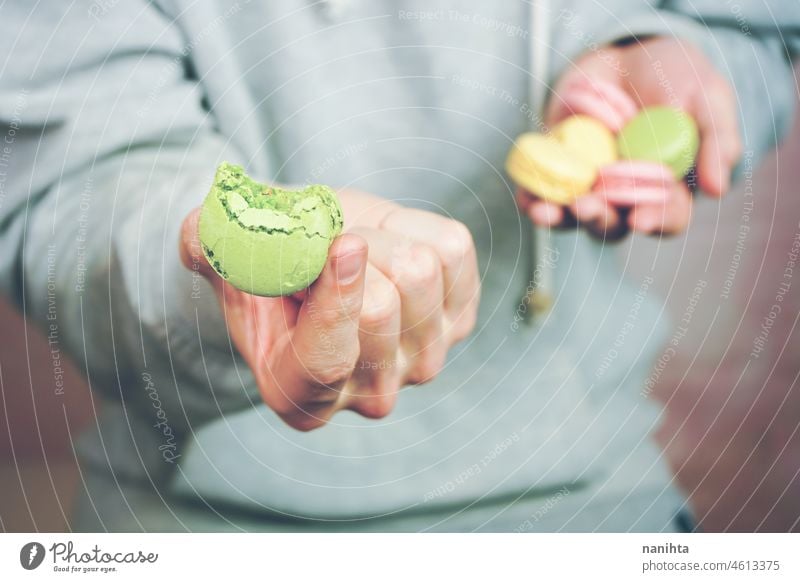 Mann hält Makkaroni in den Händen Makronen Versuchung Dessert süß Lebensmittel männlich lecker Küche Feinschmecker ungesund Zucker Französisch Varieté mischen