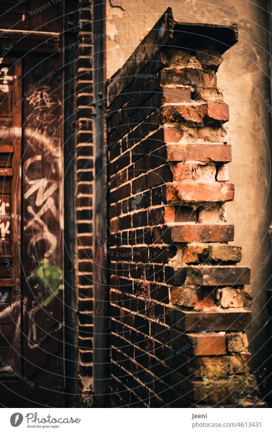 Ein Stück gebrochene Wand Ziegelsteine Mauer gemauert Zerstörung zerstört Gebäude alt Gedeckte Farben kaputt Verfall Wandel & Veränderung Haus Ruine verfallen