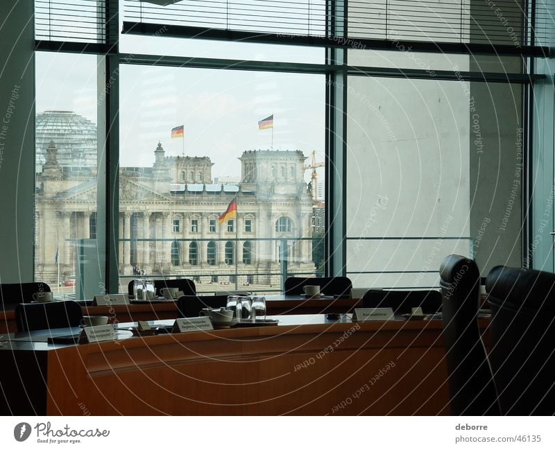 Blick auf den Bundestag aus dem Sitzungssaal des Bundeskanzleramtes. Deutscher Bundestag extravagant Politik & Staat Kohlgewächse Beruf Fenster Büro Aussicht