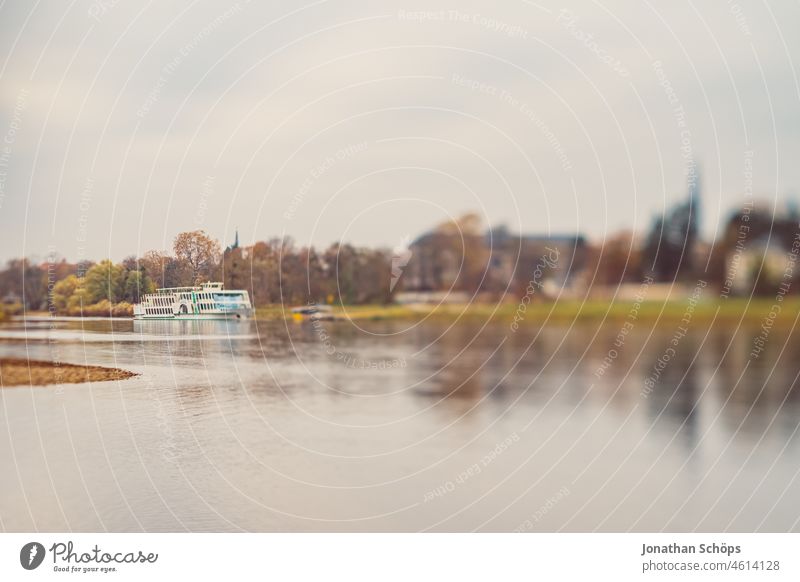 Schiff auf der Elbe in Dresden Blick vom Elbufer im trüben Herbst Horizont Ausblick trist Sachsen Unschärfe Tilt Effekt kahl November bewölkt bewölkter himmel