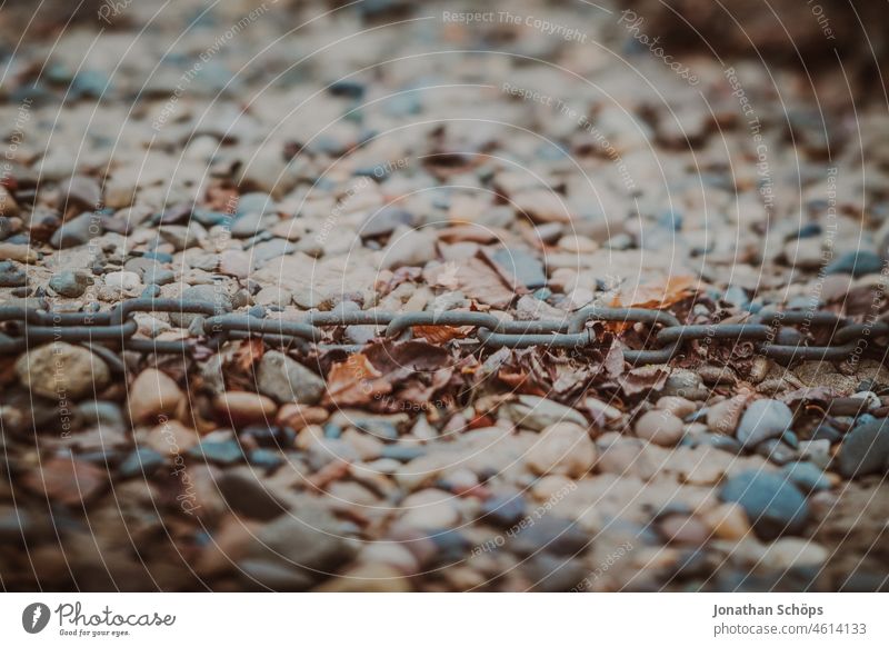 Kette am Steinstrand Ankerkette Absperrung Metallkette Strand Steine trüb Grenze Sperre Schifffahrt Außenaufnahme Menschenleer Farbfoto Rost Tag Kettenglied