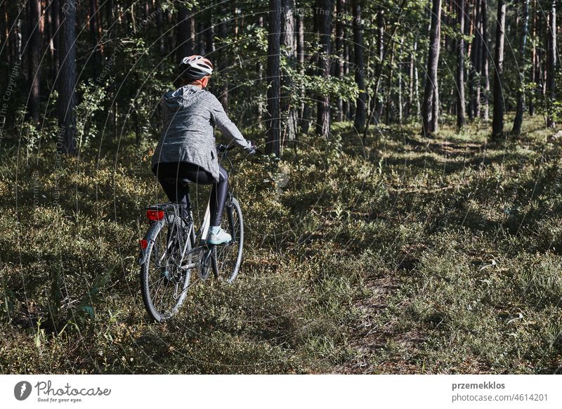 Aktive Frau radelt auf Waldweg. Weibliche Reiten Fahrrad Off-Road-Route auf Sommerurlaub Tag Fahrradfahren Ausflug Urlaub Abenteuer Radfahren Erholung reisen