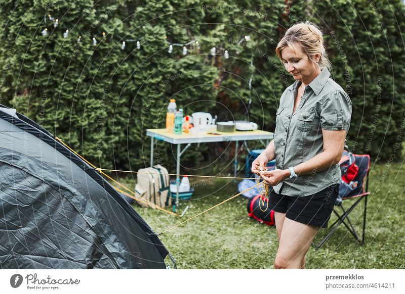 Frau beim Aufbau eines Zeltes auf dem Campingplatz in den Sommerferien. Frau bereitet Campingplatz zum Ausruhen und Entspannen vor Urlaub Ausflug Abenteuer