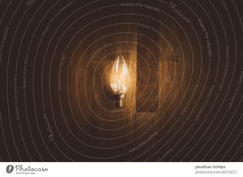 Leuchtmittel Glühbirne Flatlay auf Holztextur Draufsicht Glühlampe Holztisch Inflation Licht Minimalismus Preisanstieg Reduzierung Spot Spotlicht Stillleben