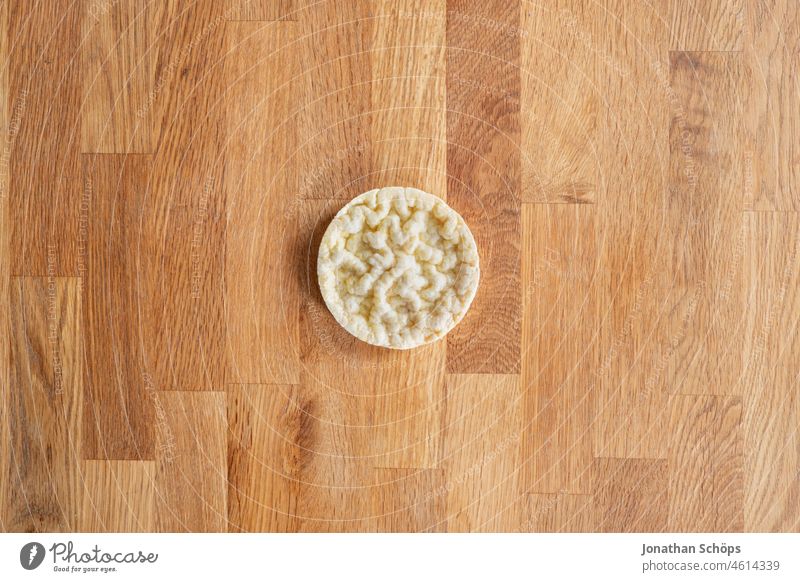 runde Maiswaffel Flatlay auf Holztextur Draufsicht Essen Fasten Fastenzeit Holztisch Minimalismus Nahrung Reduzierung Stillleben Waffel Ernährung Lebensmittel