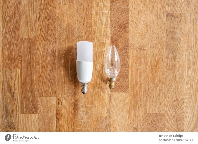 Leuchtmittel Flatlay auf Holztextur Draufsicht Glühbirne Glühlampe Holztisch Inflation LED Minimalismus Preisanstieg Reduzierung Stillleben Strom Strom sparen