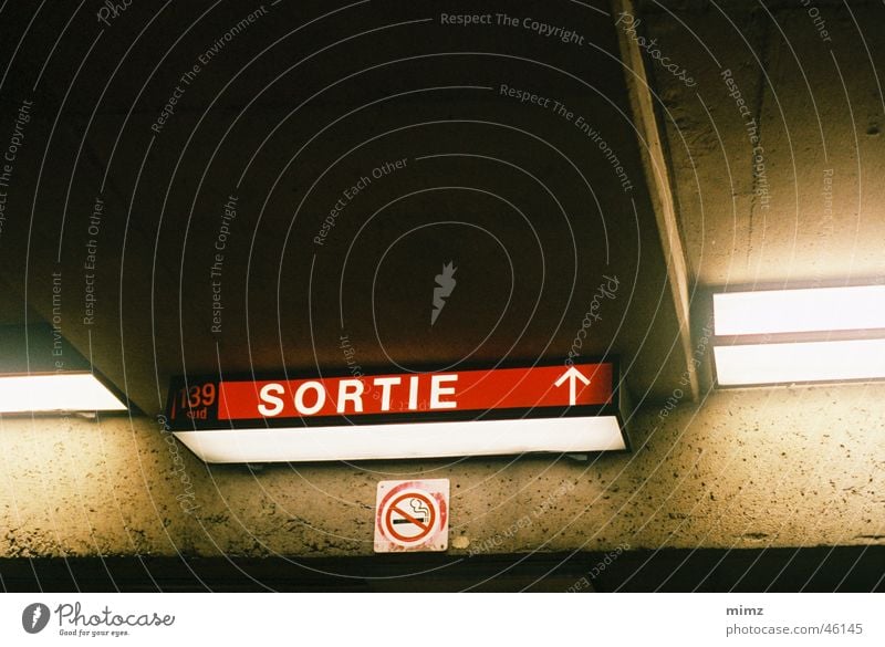 exit sign U-Bahn Montreal ligt concrete dark Stadt