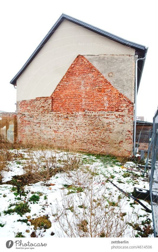 Spuren eines Hauses an einem Haus bodden fischerdorf hafenstadt hanse hansestadt historisch kalt kleinstadt mecklenburg meckpomm mv neuschnee ostsee stadtkern