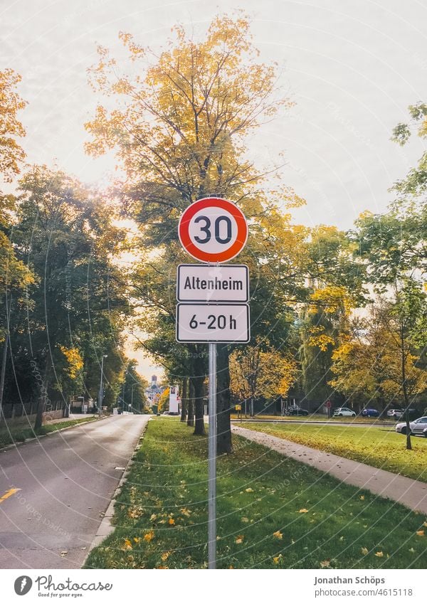 Straßenschild Zone 30 am Altenheim zone 30 Altersheim Pflegeheim pflege altern pflegen pflegebedürftig Überalterung Oma Opa Schild Wiese Fußweg draußen grün