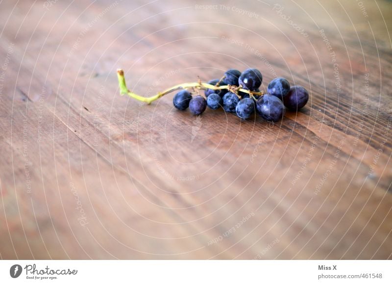 Trauben Lebensmittel Frucht Ernährung Bioprodukte Vegetarische Ernährung frisch Gesundheit saftig sauer süß blau violett Weintrauben Holztisch Farbfoto