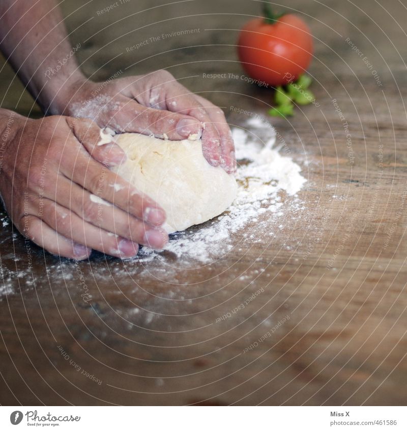 Pizzateig Lebensmittel Gemüse Teigwaren Backwaren Ernährung Mittagessen Abendessen Italienische Küche Hand Finger lecker Tomate Basilikum kneten Mahlzeit Speise