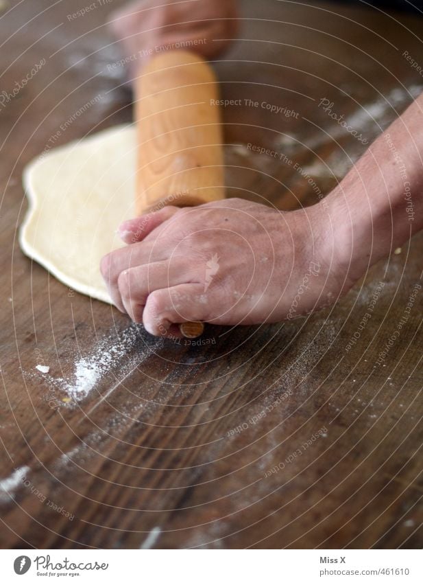 Plätzchen Lebensmittel Teigwaren Backwaren Ernährung Mensch Hand Finger frisch lecker süß Nudelholz Holztisch Weihnachtsgebäck Weihnachten & Advent Nudelteig