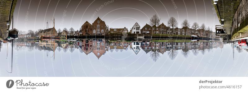 Panoramablick auf die historischen Häuser in einer Spiegelung von Dokkum im Winter Historische Bauten Gracht Sehenswürdigkeit Haus Stadtzentrum Hafenstadt